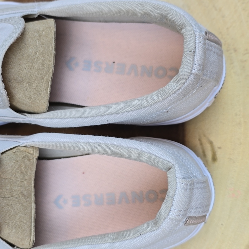 Converse women's size 9 beige. - Picture 5 of 8